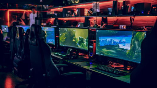 赤いライティングのゲーミングルーム｜eスポーツ大会風の競技環境