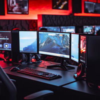 eスポーツ施設にある複数モニターのゲーミングデスクの写真