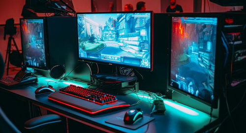 複数モニターを備えたPCゲーマーのプレイ環境