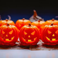 ハロウィーンの夜に並ぶジャックランタンとゴーストの写真