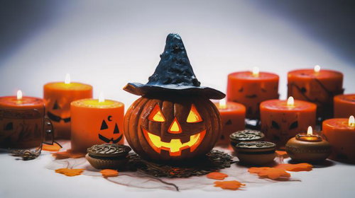 魔女の帽子をかぶったジャックランタンと炎のろうそく