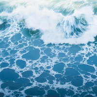 海岸に打ちよせる磯波（いそなみ）と白い波しぶきの写真