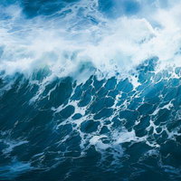 暴風で荒れ狂う海の大波と波飛沫が激しく舞い上がる自然現象の写真