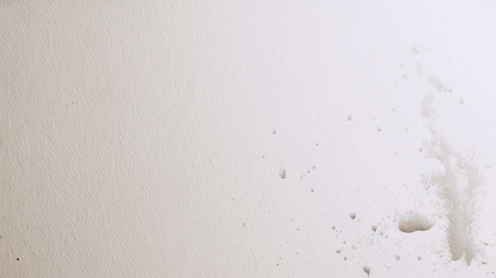 飲み物の跡と破れが目立つ劣化した古い紙のテクスチャー