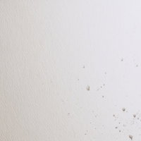 飲み物がこぼれた跡が残る古紙のテクスチャーの写真