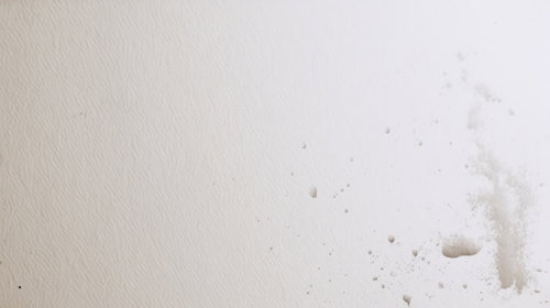 飲み物がこぼれた跡が残る古紙のテクスチャー