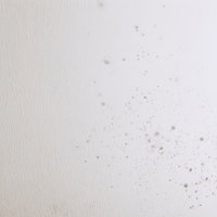 コーヒーをこぼしたシミのついた白い紙のテクスチャーの写真