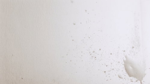 コーヒーをこぼしたシミのついた白い紙のテクスチャー