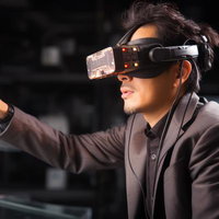 仮想空間で彷徨うVRを装着するビジネスマンの写真