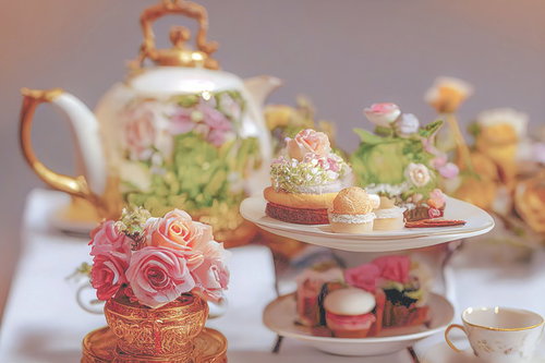 花柄のティーポットが映えるテーブルに置かれたティータイムセット