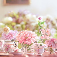 ピンクの薔薇とティーカップのティータイムセッティングの写真