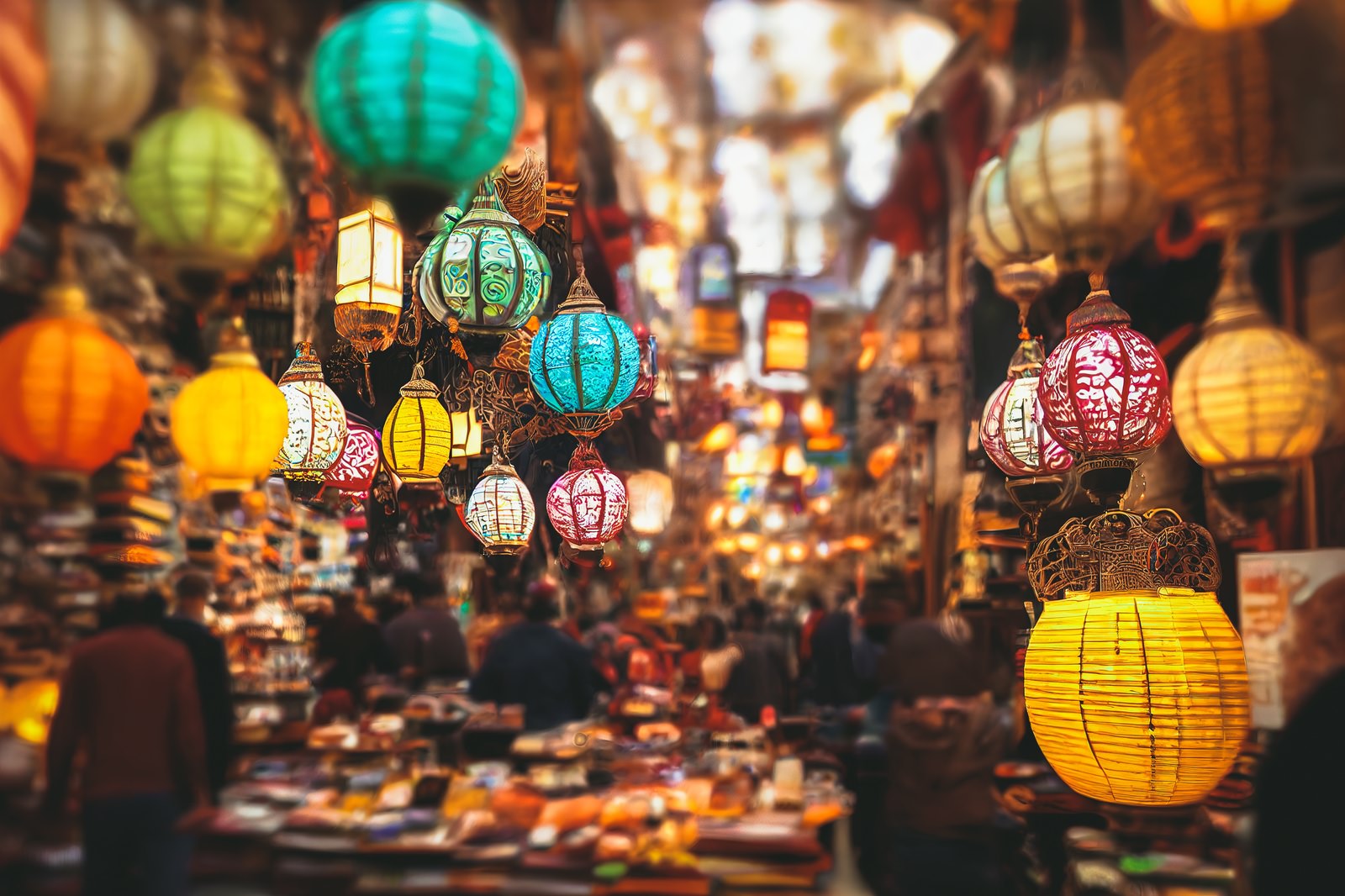 色とりどりのランタンが天井に飾られた賑やかな市場の様子