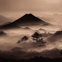霧に煙る山々のシルエットの写真