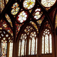 光が差し込む聖堂のステンドグラス窓、アーチ状の宗教建築の写真