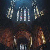 ステンドグラスが描く大聖堂と礼拝堂の内部空間の写真