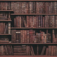 本棚にぎっしり並ぶ古書と洋書の写真
