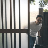 古民家の玄関ガラガラ（こんにちはー）と引き戸を開ける男性の写真