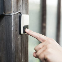 木製玄関ドアのぴんぽーん（チャイムボタン）の写真