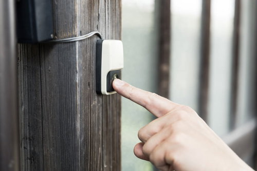 木製玄関ドアのぴんぽーん（チャイムボタン）