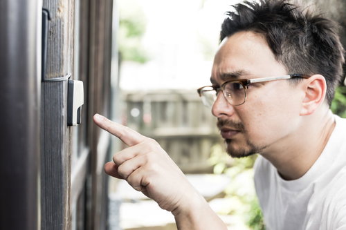 玄関にあるボタンを押したら「ピーンポーン」という音がした