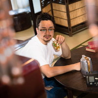 日本の古民家の畳でくつろぐドイツ人ハーフの男性の写真