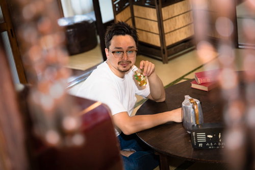 日本の古民家の畳でくつろぐドイツ人ハーフの男性