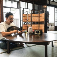 昭和感漂う古民家に泊まってみた外国人男性の写真