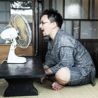 古民家の扇風機の前であ～～～～～～～～～～（ゴー）と涼む外国人男性の写真