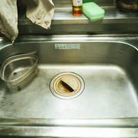 昭和時代の古いステンレス製シンク（流し台）の写真