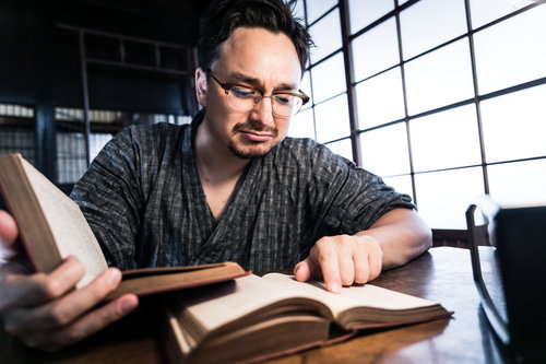 古民家で文献を読み漁る外国人研究者の勤勉な姿