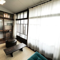 昭和レトロな古民家の畳敷き和室と縁側の室内空間の写真
