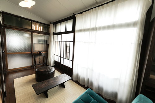 昭和レトロな古民家の畳敷き和室と縁側の室内空間