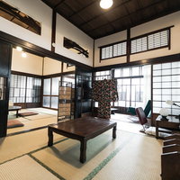 囲炉裏のある古民家のノスタルジックな和室の写真