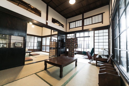 囲炉裏のある古民家のノスタルジックな和室