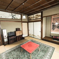 掛け軸が飾られた古民家の昭和レトロな和室の写真