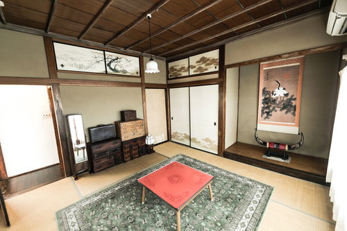 掛け軸が飾られた古民家の昭和レトロな和室