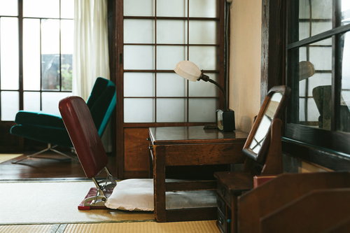 昭和感ある古民家の小さな木製机と書斎の雰囲気