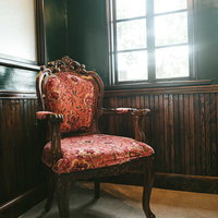 洋館の洋室に置かれたレトロなアンティーク椅子の写真