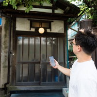 シェアリングエコノミーサービスを使って日本の古民家に民泊予約した外国人観光客の写真