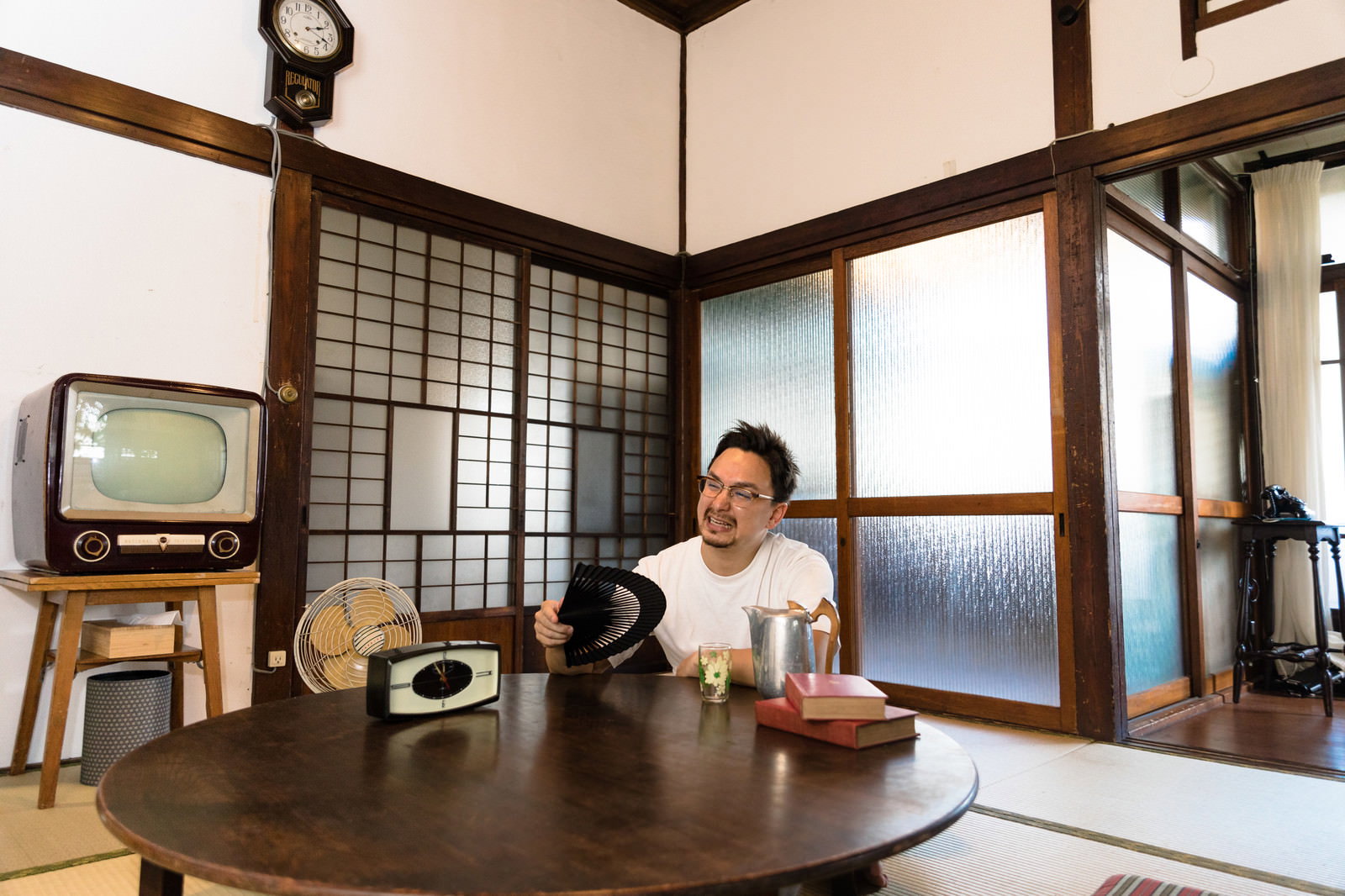 古民家の和室で扇子を手に涼をとる外国人男性［モデル：Max_Ezaki］