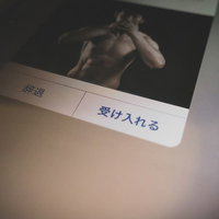 苔に覆われた木の幹と林床の写真