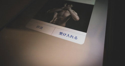 苔に覆われた木の幹と林床