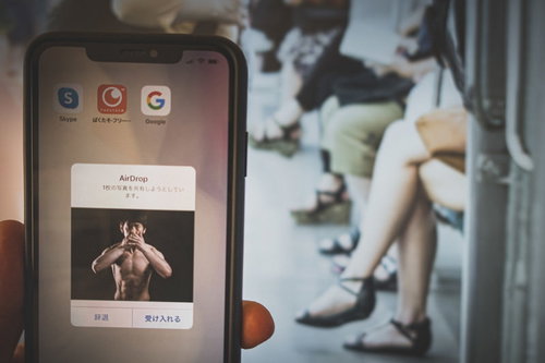 AirDropで見知らぬ男性の写真を送りつけられた通知画面