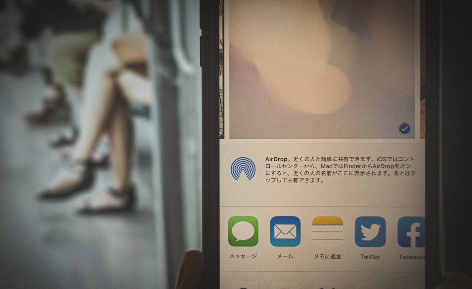 AirDropの共有シートが表示されたスマートフォン