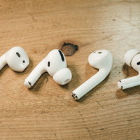 木目のテーブルに並べられたAirPodsとAirPods Proの写真
