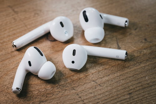 木の机に置かれたワイヤレスイヤホンAirPods