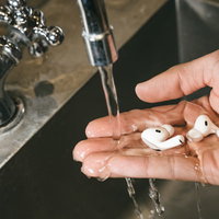 防水仕様のAirPods Proを水で洗浄の写真