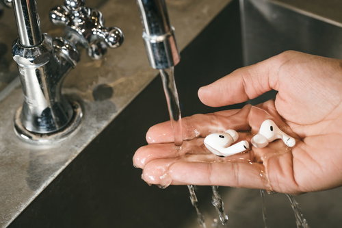 防水仕様のAirPods Proを水で洗浄