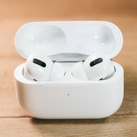 開いたAirPods Proの充電ケースの写真