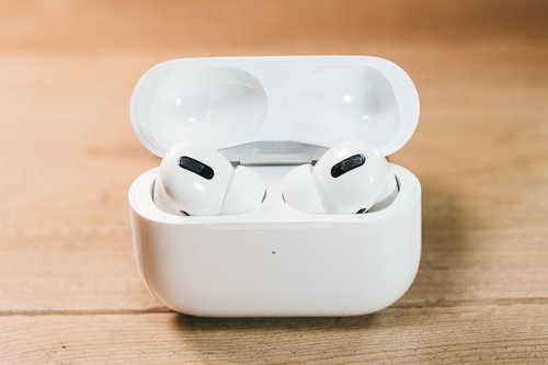 開いたAirPods Proの充電ケース
